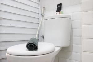 Classic and Comfy 2BR @ Gateway Pasteur Apartment By Travelio