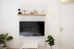 Classic and Comfy 2BR @ Gateway Pasteur Apartment By Travelio