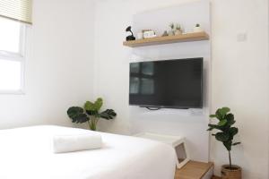 Classic and Comfy 2BR @ Gateway Pasteur Apartment By Travelio