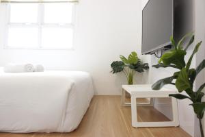 Classic and Comfy 2BR @ Gateway Pasteur Apartment By Travelio