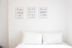 Classic and Comfy 2BR @ Gateway Pasteur Apartment By Travelio