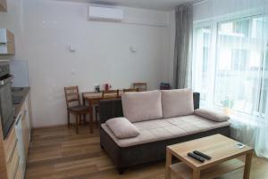 Sunny, fully furnished Studio type with terrace