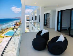 Phòng Deluxe Giường Đôi Với Ban Công và Tầm Nhìn Ra Biển (Deluxe Double Room with Balcony and Sea View)