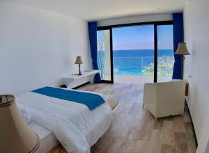 Phòng Deluxe Giường Đôi Với Ban Công và Tầm Nhìn Ra Biển (Deluxe Double Room with Balcony and Sea View)