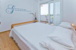 HVAR apartments 8 min to the beach