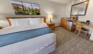 King Room with Spa Bath room in Overleaf Lodge