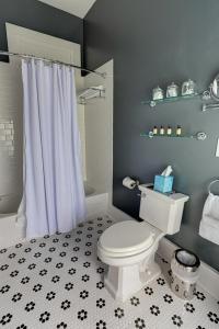 Suite with Lake View room in Historic Birch Lodge and Motel