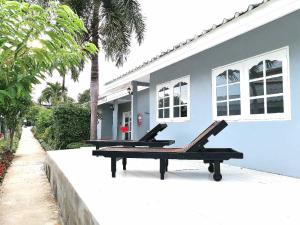 1715 House - White Rhino