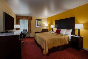 King Room - Non-Smoking - Private Entrance room in Days Inn by Wyndham Donegal