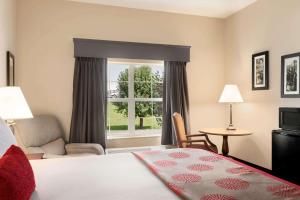 King Room - Disability Access/Non Smoking  room in Ramada by Wyndham Pigeon Forge North