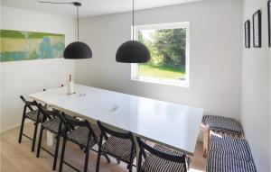 6 Bedroom Stunning Home In Grenaa