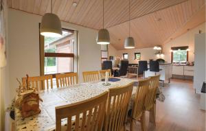 Three-Bedroom Holiday Home In Vinderup