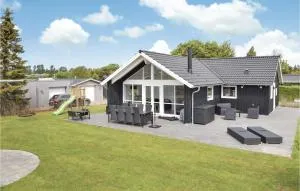 Four-Bedroom Holiday Home In Malling - Malling