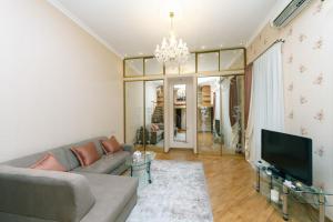 Stylish two-level flat 2 min from Khreschatyk