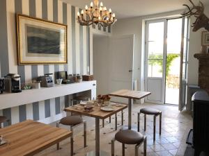 B&B / Chambres d'hotes Chateau Bernon Maison d Hotes - Piscine et sauna : photos des chambres
