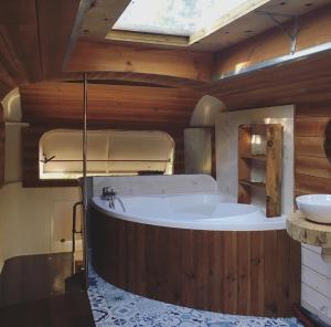 Fermes Cosmic English Bus 2 floor : Bungalow Deluxe - Vue sur Jardin