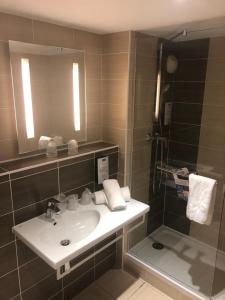 Hotels Kyriad Montpellier Sud - A709 : photos des chambres