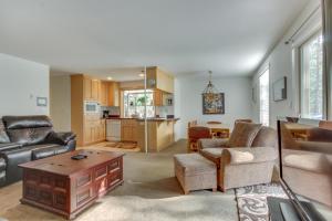 Three Bedroom Apartment room in 1 Abbot House