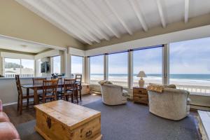 Spindrift Oceanfront Home - The Helm