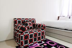 Modern City View Studio Apartment at Tuscany Residences By Travelio