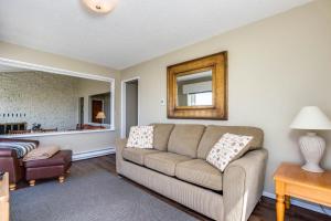 Spindrift Oceanfront Home - The Helm