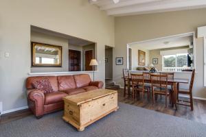 Spindrift Oceanfront Home - The Helm