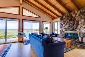 Dog friendly oceanfront cottage with private hot tub and wood burning fireplace