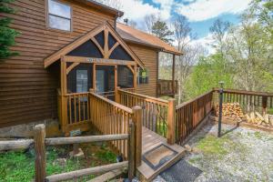 one bedroom house room in Mountain Breeze Cabin