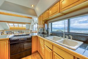 Three Bedroom House room in 4 Bed 4 Bath Studio Apartment in Fraser