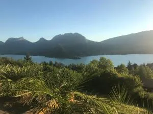 180度湖景别墅 - La Pirraz