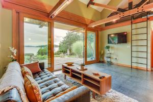 Two Bedroom House room in Driftwood Retreat