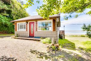 Two Bedroom House room in Happy Camp Beachfront Cabin