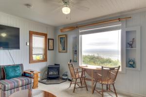 Two Bedroom Bungalow room in Nye Beach Bums Seaweed Bungalow #7