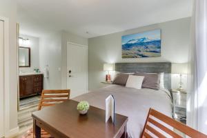 Mercer Island- Mt Saint Helens Room