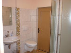 Single Room with Shared Bathroom room in Hüblers-Schlafquartier