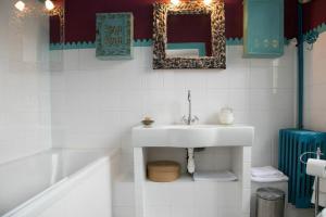 B&B / Chambres d'hotes Les Jardins Haute Couture : Chambre Double Deluxe avec Baignoire