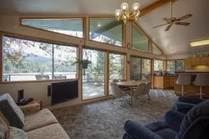 3 Bed 2 Bath Vacation home in Lake Coeur d'Alene - Bayview