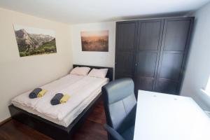 Spacious apartment with garden and free parking