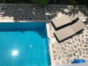 Mae Phim -Beachfront living in a villa with a private pool !