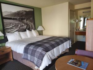 King Room- Non-Smoking room in Mission Inn San Luis Obispo