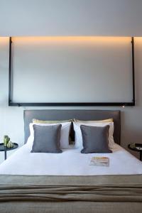 The Alex Monte Kastella, Santikos Collection