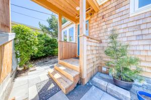 Cheris Oceanfront Getaway