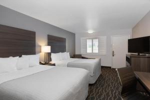Double Room with Two Double Beds - Mobility/Hearing Accessible - Non-Smoking  room in Days Inn by Wyndham Ukiah