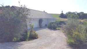 2 vraies chambres privées chez l habitant au calme dans villa de campagne plain-pied 105m2 avec piscine à Montfaucon
