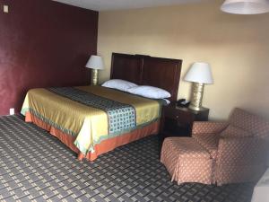 King Room - Non-Smoking room in Budget Inn Motel