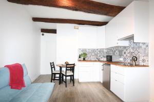 Appartements ROGERIO en PLEIN CENTRE DE L'ISLE SUR SORGUE : photos des chambres