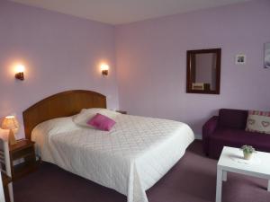 Hotels Hotel A La Renommee : Chambre Double avec Baignoire