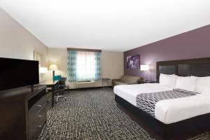 Deluxe King Room with Sofa Bed room in La Quinta by Wyndham Blue Springs