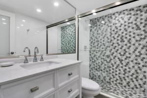 THE TIDES 2 bedrooms 9th floor WE ARE ON THE BEACH!