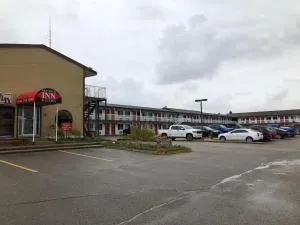 Red Deer Inn & Suites - 西尔万湖